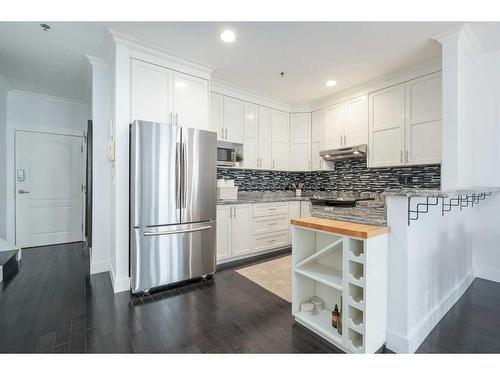 304-916 19 Avenue Sw, Calgary, AB - Indoor Photo Showing Kitchen With Stainless Steel Kitchen With Upgraded Kitchen