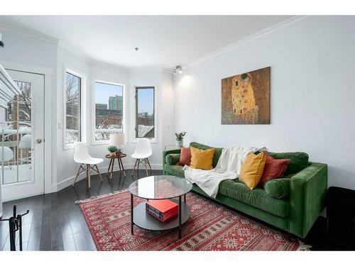 304-916 19 Avenue Sw, Calgary, AB - Indoor Photo Showing Living Room