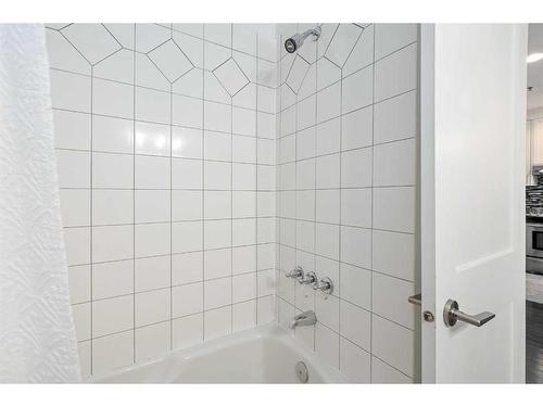 304-916 19 Avenue Sw, Calgary, AB - Indoor Photo Showing Bathroom