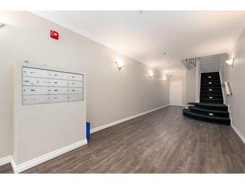 304-916 19 Avenue Sw, Calgary, AB - Indoor Photo Showing Other Room