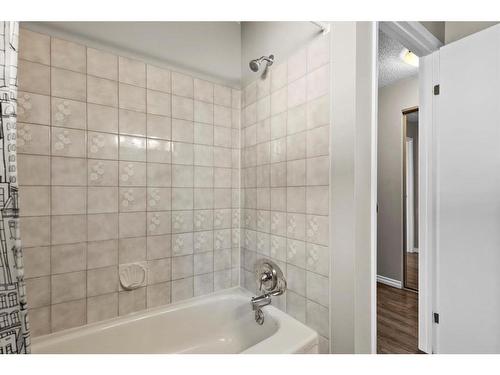 8 Taraglen Road Ne, Calgary, AB - Indoor Photo Showing Bathroom