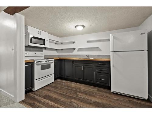 8 Taraglen Road Ne, Calgary, AB - Indoor Photo Showing Kitchen