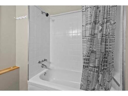 8 Taraglen Road Ne, Calgary, AB - Indoor Photo Showing Bathroom