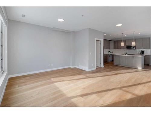 1732 25 Avenue Sw, Calgary, AB - Indoor Photo Showing Kitchen