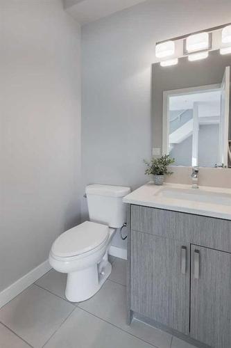 1732 25 Avenue Sw, Calgary, AB - Indoor Photo Showing Bathroom