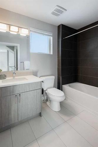 1732 25 Avenue Sw, Calgary, AB - Indoor Photo Showing Bathroom