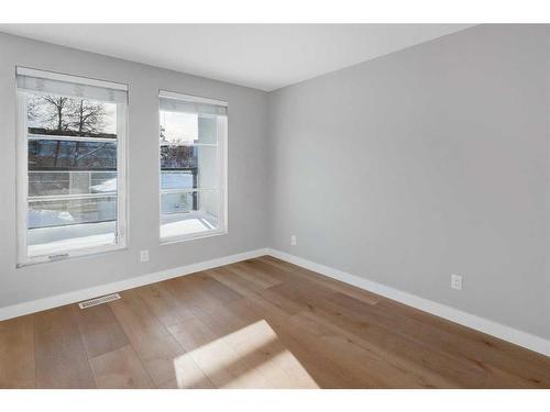 1732 25 Avenue Sw, Calgary, AB - Indoor Photo Showing Other Room