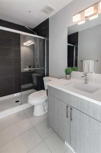 1732 25 Avenue Sw, Calgary, AB - Indoor Photo Showing Bathroom