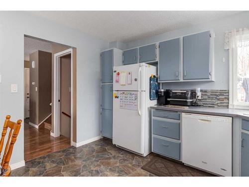 28 Midlawn Place Se, Calgary, AB - Indoor Photo Showing Kitchen