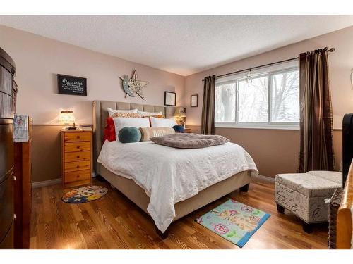 28 Midlawn Place Se, Calgary, AB - Indoor Photo Showing Bedroom