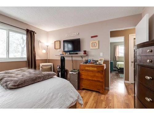 28 Midlawn Place Se, Calgary, AB - Indoor Photo Showing Bedroom