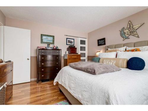 28 Midlawn Place Se, Calgary, AB - Indoor Photo Showing Bedroom