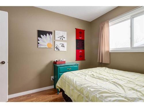 28 Midlawn Place Se, Calgary, AB - Indoor Photo Showing Bedroom