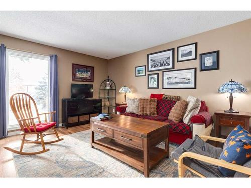 28 Midlawn Place Se, Calgary, AB - Indoor Photo Showing Living Room