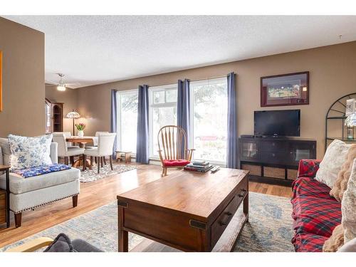 28 Midlawn Place Se, Calgary, AB - Indoor Photo Showing Living Room