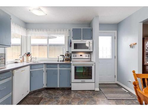 28 Midlawn Place Se, Calgary, AB - Indoor Photo Showing Kitchen