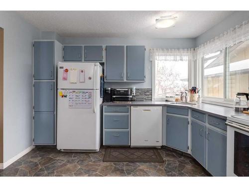 28 Midlawn Place Se, Calgary, AB - Indoor Photo Showing Kitchen