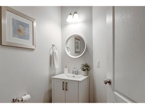 16 Ridge View Close, Cochrane, AB - Indoor Photo Showing Bathroom