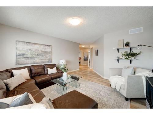 16 Ridge View Close, Cochrane, AB - Indoor Photo Showing Living Room