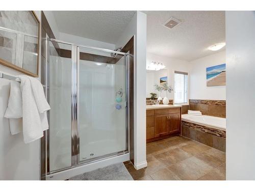 16 Ridge View Close, Cochrane, AB - Indoor Photo Showing Bathroom