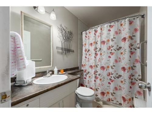 204 Doverthorn Close Se, Calgary, AB - Indoor Photo Showing Bathroom