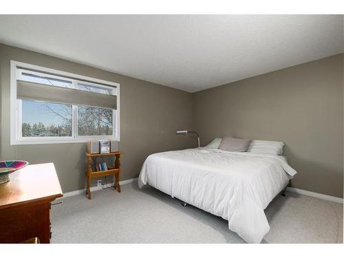 204 Doverthorn Close Se, Calgary, AB - Indoor Photo Showing Bedroom