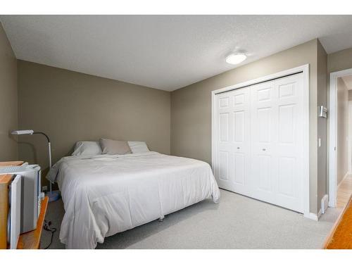 204 Doverthorn Close Se, Calgary, AB - Indoor Photo Showing Bedroom