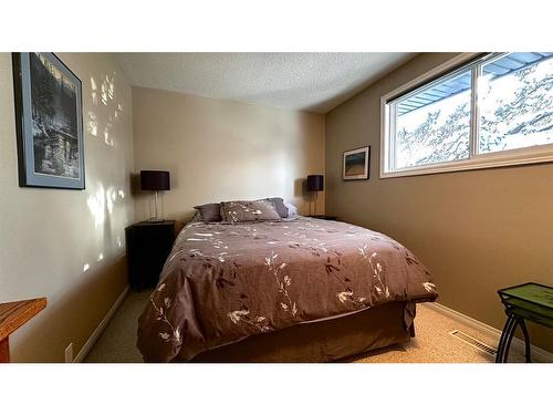 204 Doverthorn Close Se, Calgary, AB - Indoor Photo Showing Bedroom