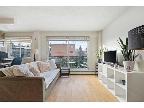 304-1502 21 Avenue Sw, Calgary, AB - Indoor Photo Showing Living Room