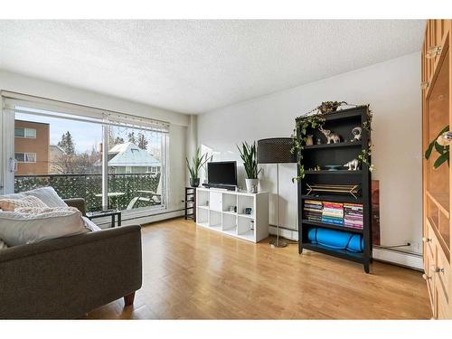 304-1502 21 Avenue Sw, Calgary, AB - Indoor Photo Showing Living Room