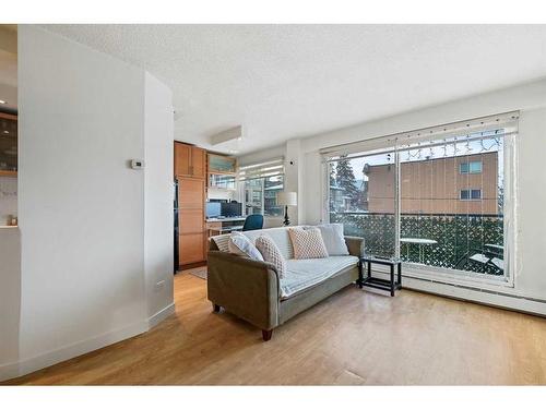 304-1502 21 Avenue Sw, Calgary, AB - Indoor Photo Showing Living Room