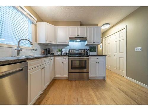 3919 17 Street Sw, Calgary, AB - Indoor Photo Showing Kitchen