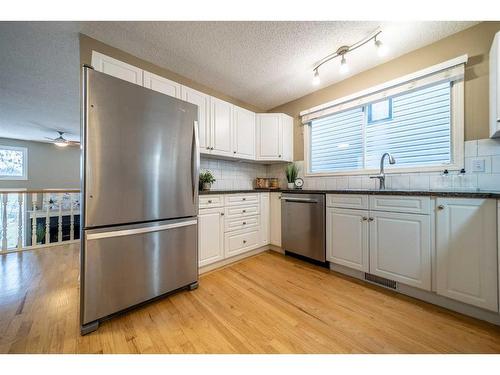 3919 17 Street Sw, Calgary, AB - Indoor Photo Showing Kitchen