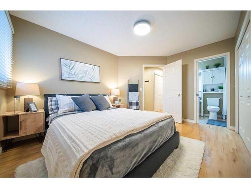 3919 17 Street Sw, Calgary, AB - Indoor Photo Showing Bedroom