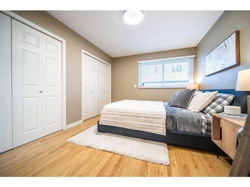 3919 17 Street Sw, Calgary, AB - Indoor Photo Showing Bedroom