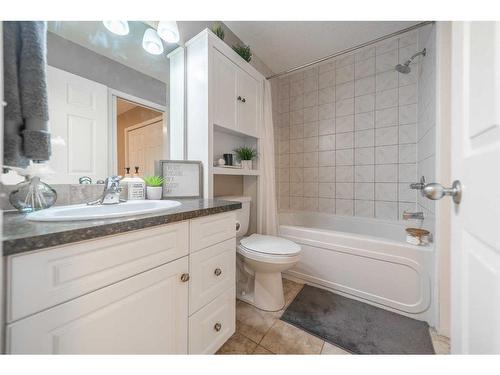 3919 17 Street Sw, Calgary, AB - Indoor Photo Showing Bathroom