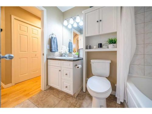 3919 17 Street Sw, Calgary, AB - Indoor Photo Showing Bathroom