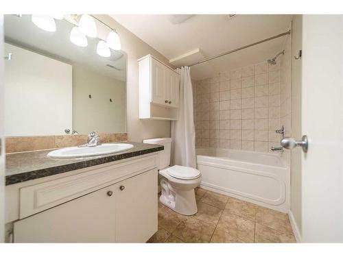 3919 17 Street Sw, Calgary, AB - Indoor Photo Showing Bathroom