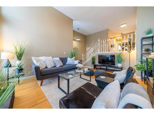 3919 17 Street Sw, Calgary, AB - Indoor Photo Showing Living Room