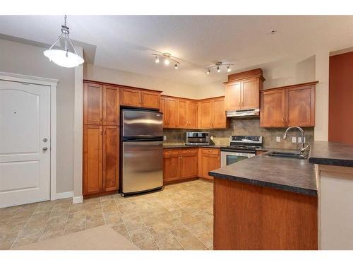 518-10 Discovery Ridge Close Sw, Calgary, AB - Indoor Photo Showing Kitchen With Double Sink