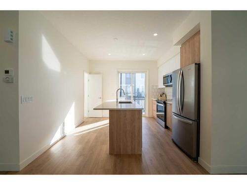 504-857 Belmont Drive Sw, Calgary, AB - Indoor Photo Showing Kitchen