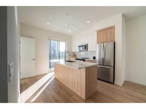 504-857 Belmont Drive Sw, Calgary, AB - Indoor Photo Showing Kitchen