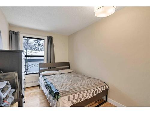 204-8403 Fairmount Drive Se, Calgary, AB - Indoor Photo Showing Bedroom