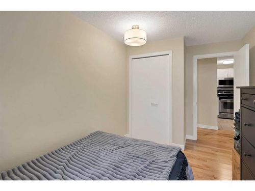 204-8403 Fairmount Drive Se, Calgary, AB - Indoor Photo Showing Bedroom