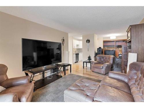 204-8403 Fairmount Drive Se, Calgary, AB - Indoor Photo Showing Living Room