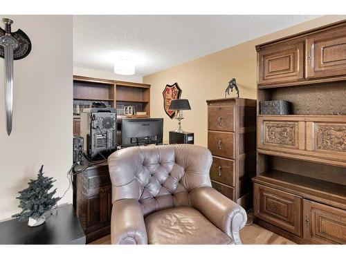 204-8403 Fairmount Drive Se, Calgary, AB - Indoor Photo Showing Living Room