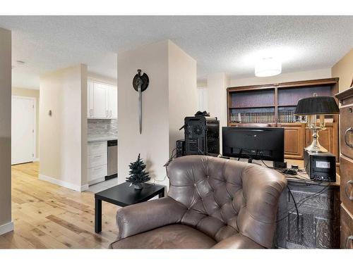 204-8403 Fairmount Drive Se, Calgary, AB - Indoor Photo Showing Living Room