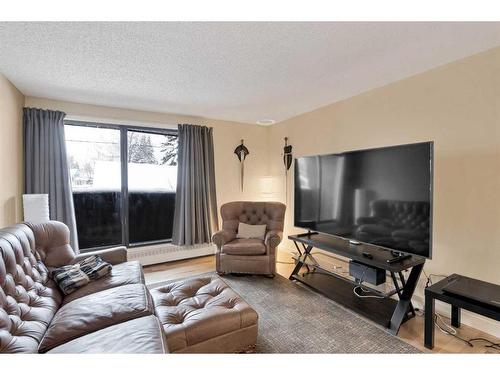 204-8403 Fairmount Drive Se, Calgary, AB - Indoor Photo Showing Living Room