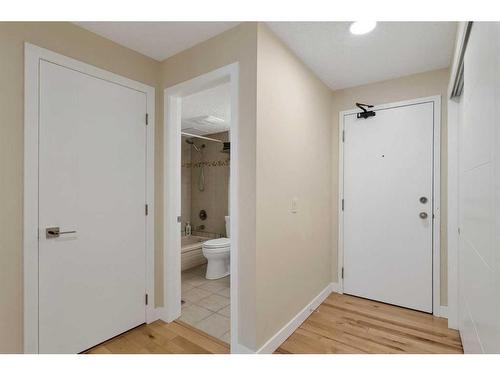 204-8403 Fairmount Drive Se, Calgary, AB - Indoor Photo Showing Other Room