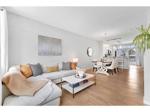 26 Kinlea Common Nw, Calgary, AB - Indoor Photo Showing Living Room